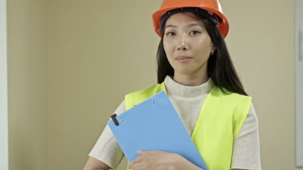 Koruyucu Giysili Asyalı Kadın Müteahhit Genç Bir Kadın Elinde Belgelerle — Stok video