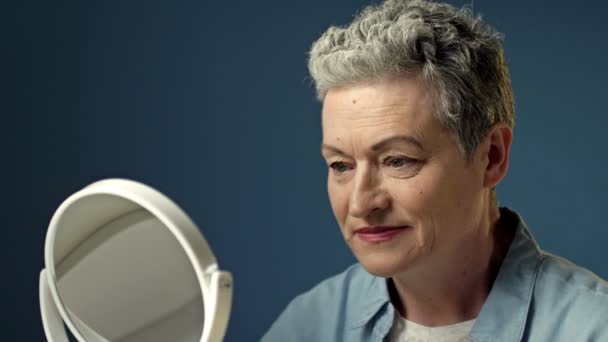 Eine Ältere Grauhaarige Frau Untersucht Sorgfältig Ihr Spiegelbild Spiegel Und — Stockvideo