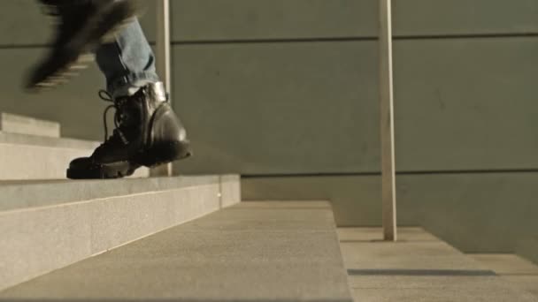 不同人的腿匆忙地爬上地铁或地铁的楼梯 — 图库视频影像