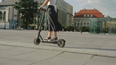 Elektrikli scooterlı bir kadın. HD.