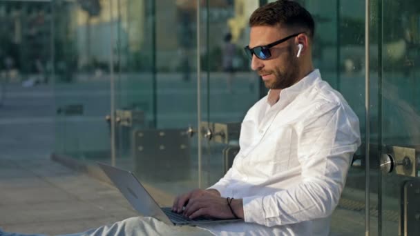 Distant Work Bearded Middle Aged Man Sunglasses Sits Street Laptop — 비디오