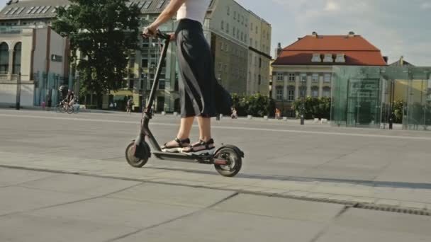 Mujer Scooter Eléctrico — Vídeo de stock