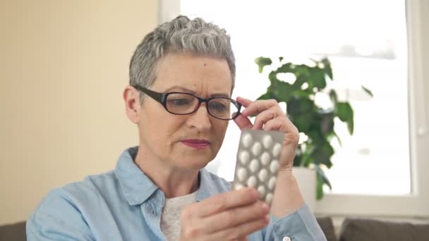 Woman Carefully Considers Medicines Prescribed Her — Stok Video
