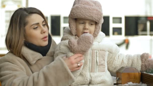 Winterporträt Einer Jungen Frau Mit Ihrer Kleinen Tochter Das Kleine — Stockvideo
