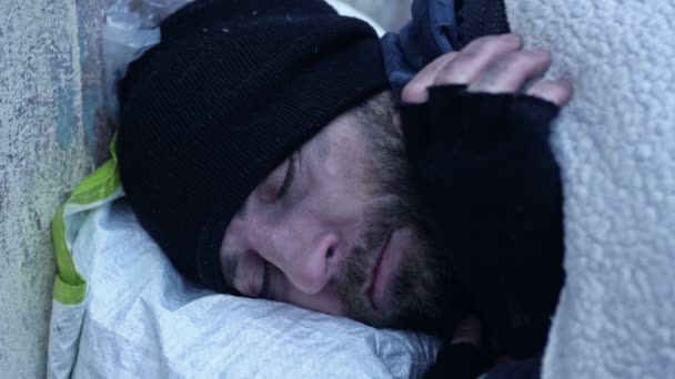 Hajléktalan Utcán Alszik Pocsékul Mocskosan Öltözve Megfagy Ahogy Hideg Földön — Stock videók