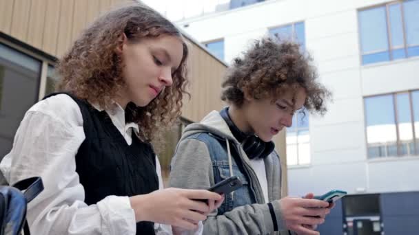 Gymnasieelever Dreng Pige Sidder Bænk Skolegården Hver Teenager Har Deres – Stock-video