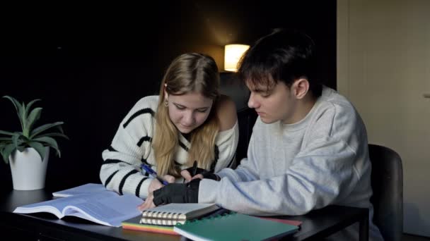 Dois Estudantes Ensino Médio Menino Uma Menina Preparam Para Palestras — Vídeo de Stock