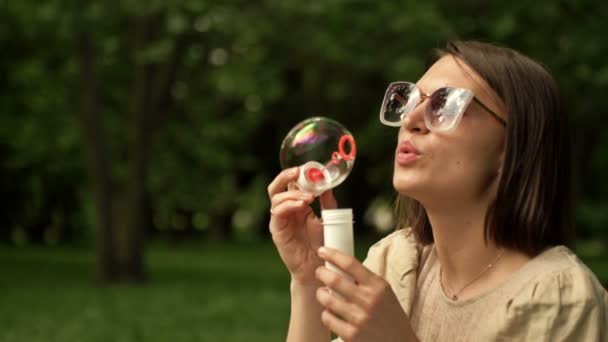 Nærbillede Smukke Unge Kvinde Blæser Regnbue Sæbebobler – Stock-video