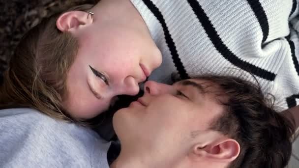 Parkta Bir Bankta Yatan Romantik Iki Genç Birbirlerine Gülümseyerek Bakıyorlar — Stok video