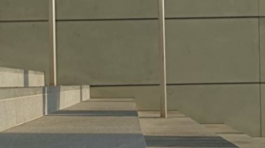 Bir alt geçidin ya da metronun merdivenlerinden inen farklı insanların bacakları. HD.