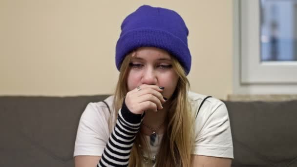 Portret Van Een Huilend Tienermeisje Leeftijdsproblemen Pijn Wrok — Stockvideo