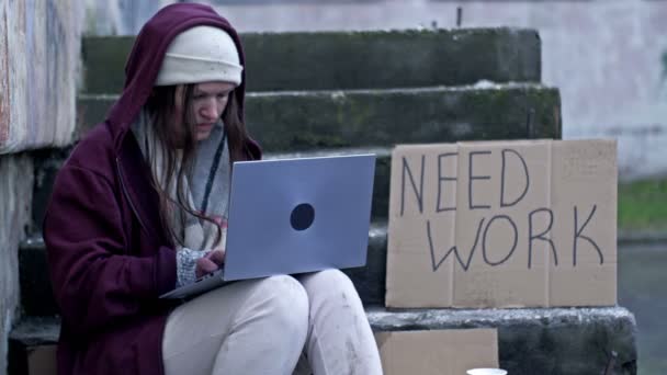 Бездомная Дрожащая Холода Ноутбуком Коленях Сидит Картонке Среди Мусора Рядом — стоковое видео
