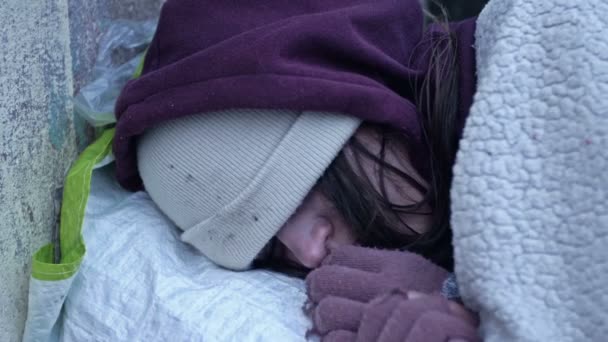 Ung Hjemløs Kvinde Sover Gaden Dårligt Snavset Klædt Hun Fryser – Stock-video
