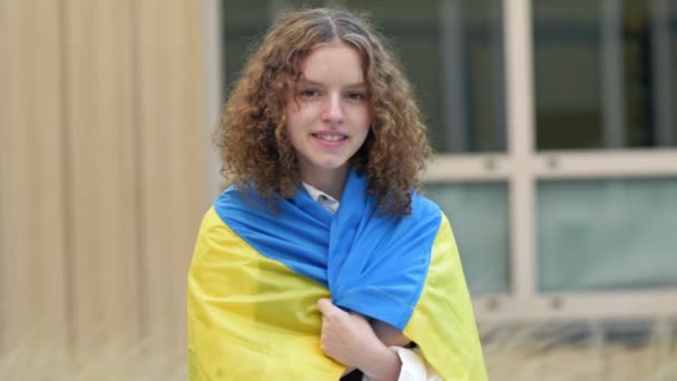 Portret Licealistki Ukraińską Flagą Ramionach Wiara Zwycięstwo — Wideo stockowe