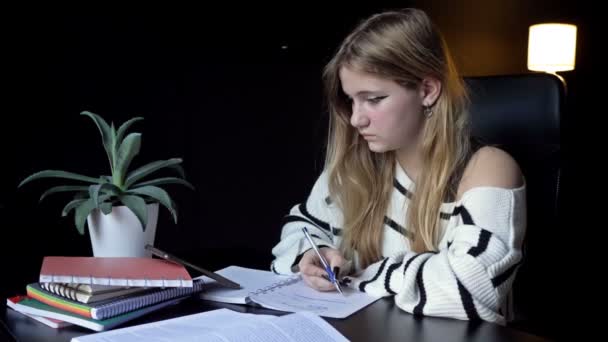 Müde Studentin Mit Brille Schläft Über Ihren Notizbüchern Ein Während — Stockvideo