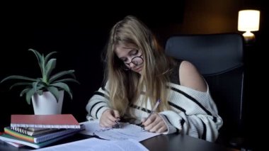 Şirin üniversite öğrencisi ödevini yapmak için geç saatlere kadar yatmadı. Yorgun kız uyumak istiyor. HD.