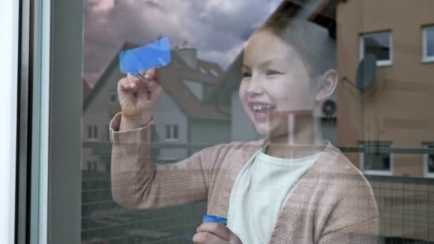 Kleines Mädchen Zeichnet Die Fahne Der Ukraine Ans Fenster — Stockvideo