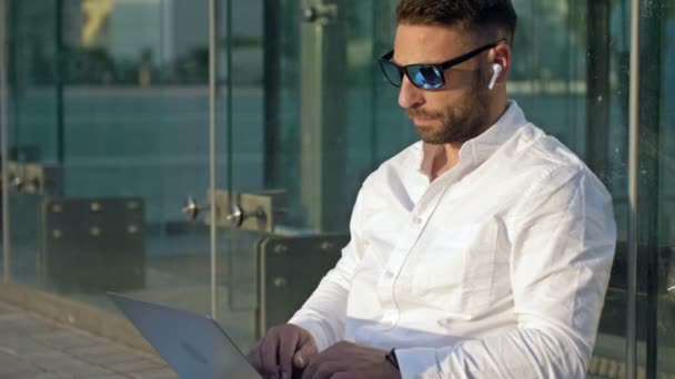 Remote Work Bearded Middle Aged Man Sunglasses Sits Street Laptop — Vídeo de Stock