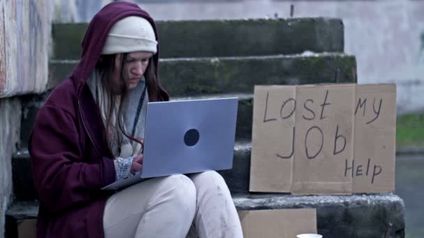Бездомна Жінка Тремтить Холоді Ноутбуком Колінах Сидить Картоні Серед Сміття — стокове відео