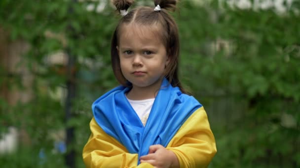 Portrait Little Smiling Girl Ukrainian Flag Her Shoulders Symbol Faith — стокове відео