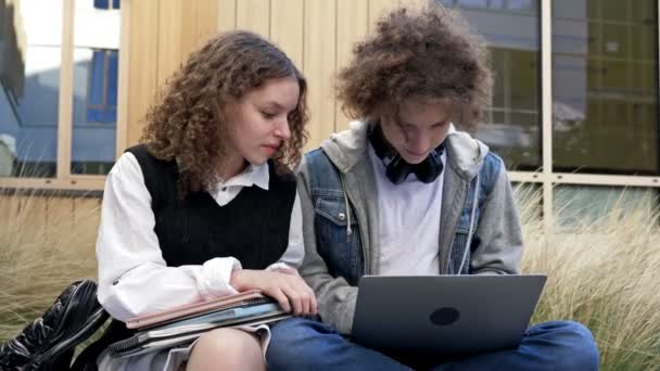 Sevimli Lise Öğrencisi Bir Erkek Bir Kız Okul Bahçesinde Bir — Stok video
