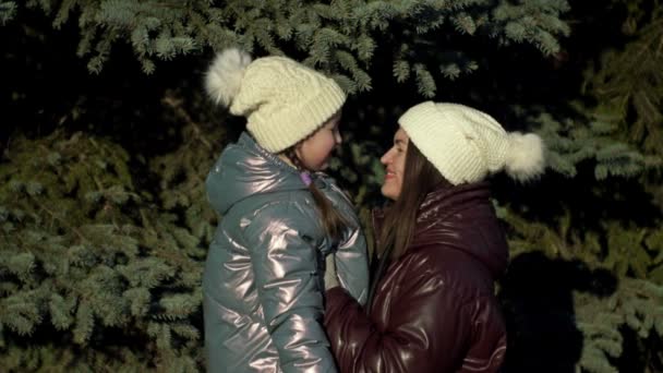 Joven Hija Años Miran Con Amor Ternura Paseo Por Bosque — Vídeos de Stock