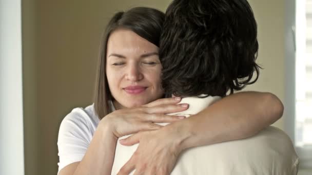 Een Langverwachte Ontmoeting Jonge Vrouw Knuffelt Haar Moeder — Stockvideo