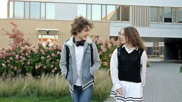 Két Aranyos Középiskolás Egy Fiú Egy Lány Sétálgatnak Főiskola Udvarán — Stock videók