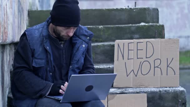 Бездомний Чоловік Тремтить Холоді Ноутбуком Колінах Сидить Картоні Серед Сміття — стокове відео