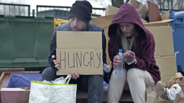 Two Sad Homeless Men Sit Rubbish Bins Man Woman Poor — Stok video