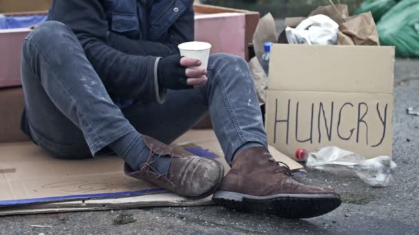 Bezdomovec Třesoucí Chladu Sedí Lepence Mezi Odpadky Vedle Něj Ručně — Stock video