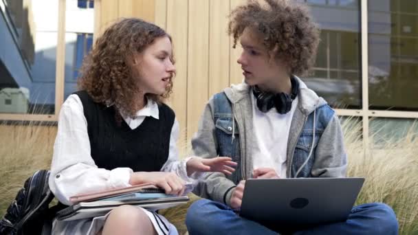 Dois Estudantes Liceu Giros Tipo Uma Rapariga Estão Sentados Num — Vídeo de Stock
