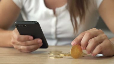 Bitcoin para ve hesap makinesi kadınların elinde. 4K.