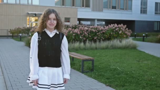 Cute High School Girl Walks Smiling School Yard — Stock Video