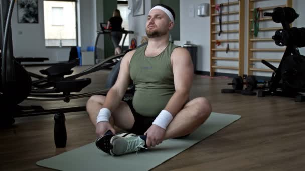 Ung Man Engagerad Kondition Gymmet Han Pumpar Pressen Begreppet Hälsosam — Stockvideo