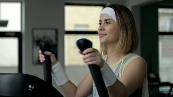Güçlü Genç Güzel Bir Kadın Elipsoidin Üzerinde Bir Spor Salonunda — Stok video
