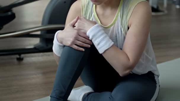 Genç Bir Kadın Spor Salonunda Egzersiz Yaparken Diz Kası Yaralanmasından — Stok video