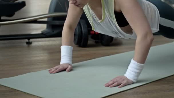 Genç Güzel Kız Spor Salonundaki Paspasın Üstünde Egzersiz Yapıyor Kız — Stok video