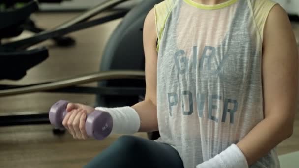 Slank Meisje Doet Workout Met Een Halters Fitness Meisje Pompt — Stockvideo