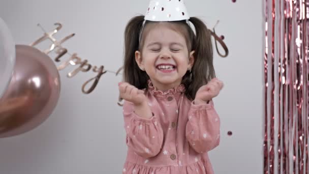 Kleines Mädchen Freut Sich Über Ihren Geburtstag — Stockvideo