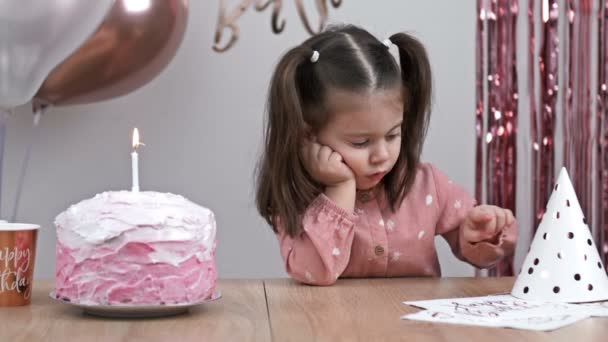 Trauriges Kleines Mädchen Sitzt Einem Festlichen Tisch Neben Einer Geburtstagstorte — Stockvideo