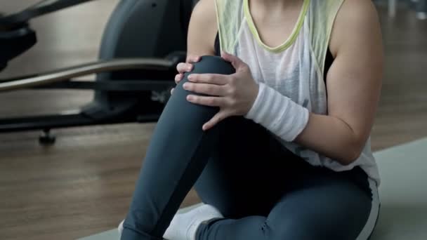 Ung Kvinna Känner Smärta Från Knämuskelskada Träning Fitnessrum Högst — Stockvideo
