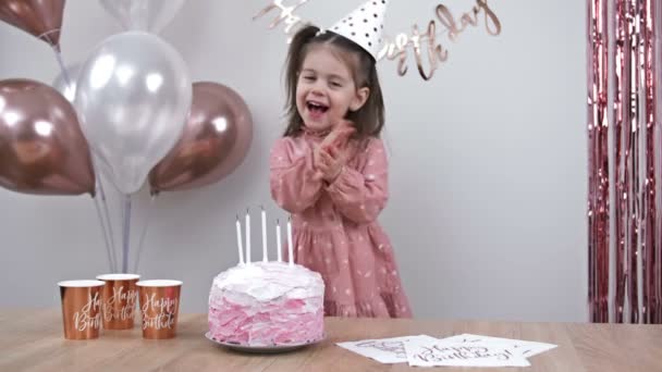 Bambina Gioisce Suo Compleanno — Video Stock