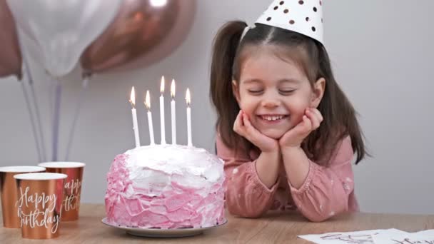 Kleines Mädchen Freut Sich Über Ihren Geburtstag — Stockvideo