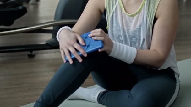 Jonge Vrouw Voelt Pijn Van Knieblessure Tijdens Het Sporten Fitnessruimte — Stockvideo