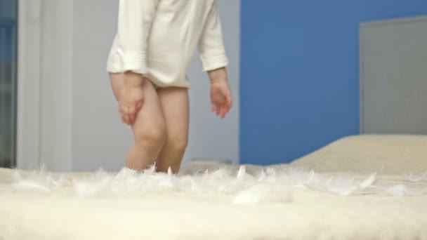 Klein Meisje Springt Gelukkig Een Groot Bed Haar Ouders Slaapkamer — Stockvideo