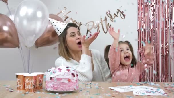 Κοριτσάκι Γιορτάζει Γενέθλιά Της Δίπλα Στην Όμορφη Χαρούμενη Μητέρα Της — Αρχείο Βίντεο