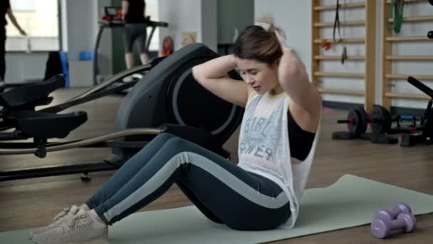 Femeie Tânără Își Exersează Abdomenul Timp Stă Întinsă Covor Fitness — Videoclip de stoc