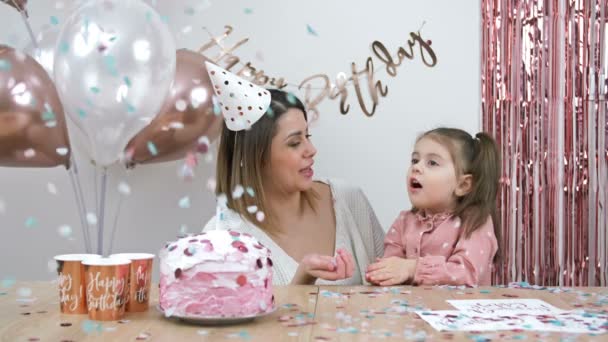 Kislány Születésnapját Gyönyörű Örömteli Anyja Mellett Ünnepli Confetti Eláztatja Boldog — Stock videók