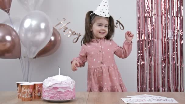 Bambina Gioisce Suo Compleanno — Video Stock